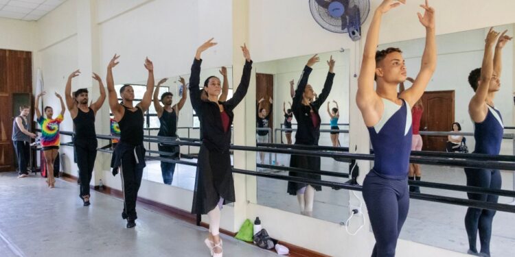 Bellas Artes ofrece exitoso MasterClass de Ballet con el reconocido bailarín francés Hugo Layer