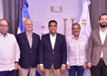 Ministro de Deportes Kelvin Cruz, pondera aportes de industria del béisbol a RD
