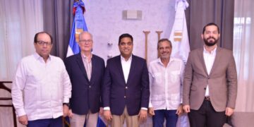 Ministro de Deportes Kelvin Cruz, pondera aportes de industria del béisbol a RD