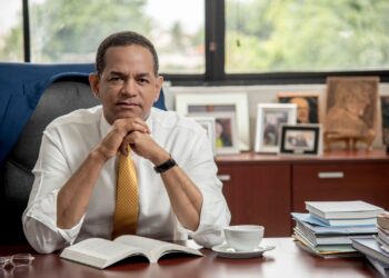 Julio César Valentín queda designado Superintendente de Seguros