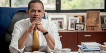 Julio César Valentín queda designado Superintendente de Seguros