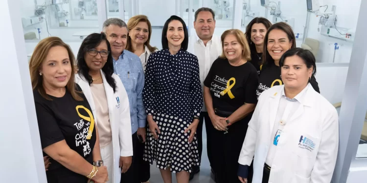 Primera dama remoza Unidad Oncopediátrica del Robert Reid Cabral