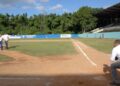 Director del IDOPPRIL lanza primera bola en torneo de béisbol en La Vega