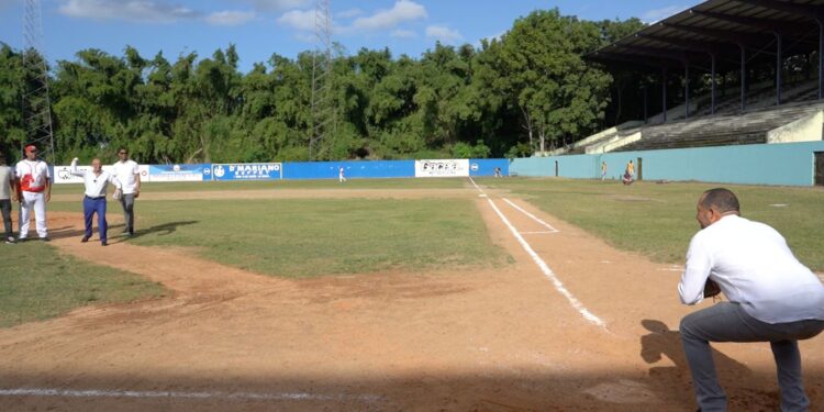 Director del IDOPPRIL lanza primera bola en torneo de béisbol en La Vega