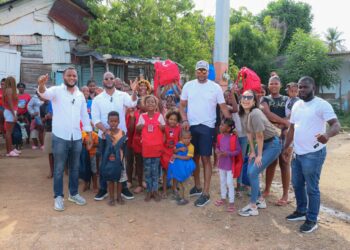 Fundación FYRE entrega útiles escolares a cambio de niños felices en Nizao de Peravia