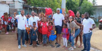 Fundación FYRE entrega útiles escolares a cambio de niños felices en Nizao de Peravia