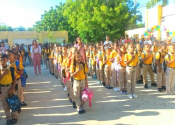 Más del 83 % de los estudiantes asistió a clases el primer día del año escolar