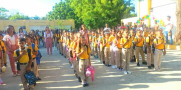 Más del 83 % de los estudiantes asistió a clases el primer día del año escolar