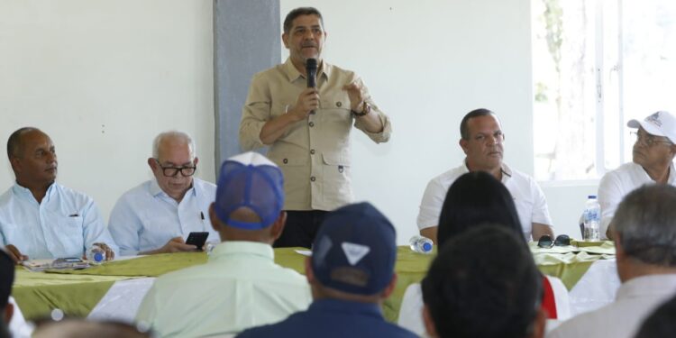 Ministro de Agricultura Limber Cruz llega a Constanza en la "Ruta de Solidaridad Agropecuaria"