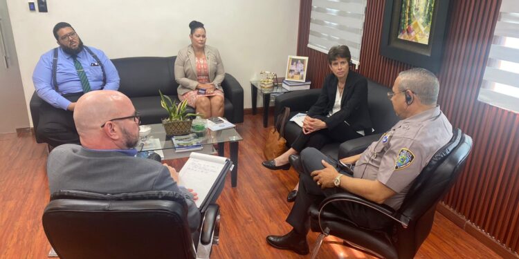 Reunión entre la Policía Nacional y expertos internacionales fortalece el compromiso con la igualdad y los derechos humanos