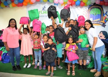 Fundación Labor de Hormiguitas realiza 6ta. entrega del programa "A las Clases" en Los Mameyes