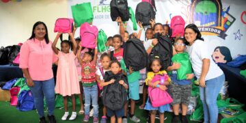 Fundación Labor de Hormiguitas realiza 6ta. entrega del programa "A las Clases" en Los Mameyes