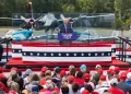 Trump celebra protegido por vidrio antibalas su primer mitin al aire libre tras el ataque