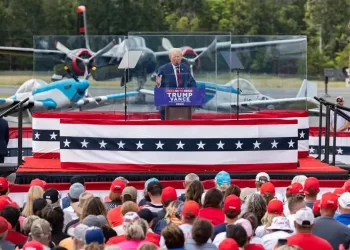 Trump celebra protegido por vidrio antibalas su primer mitin al aire libre tras el ataque