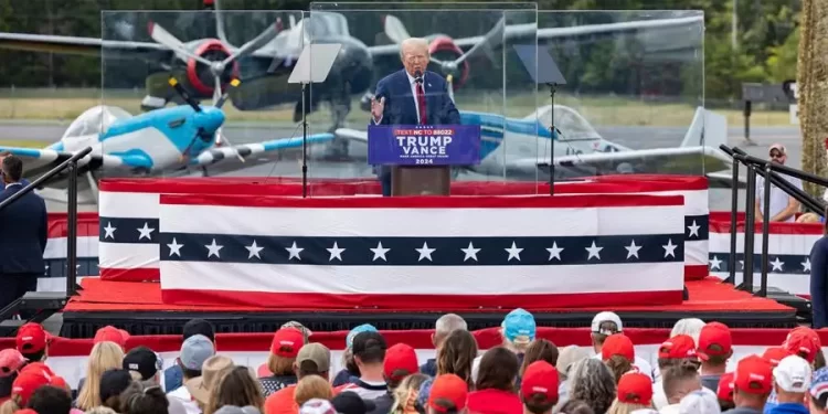 Trump celebra protegido por vidrio antibalas su primer mitin al aire libre tras el ataque