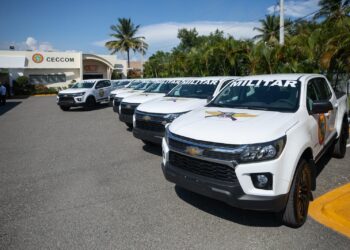 Raquel Peña encabeza entrega de 13 camionetas al CECCOM para reforzar lucha contra el comercio ilícito en el país