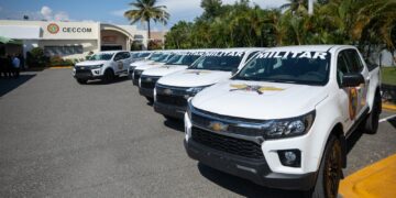 Raquel Peña encabeza entrega de 13 camionetas al CECCOM para reforzar lucha contra el comercio ilícito en el país