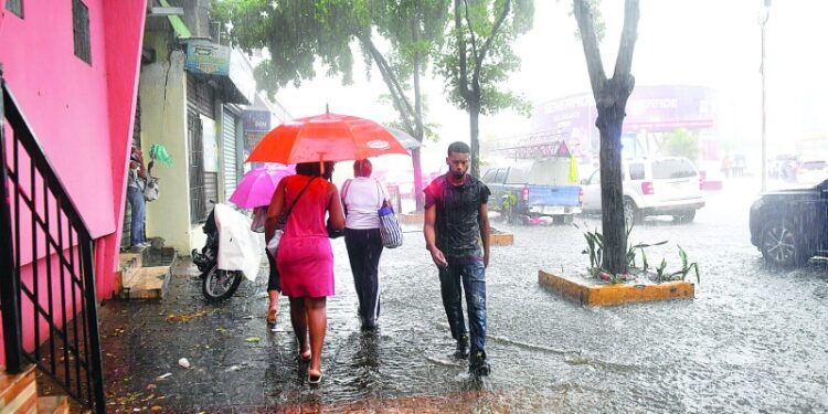 Aguaceros locales y tronadas aisladas, especialmente hacia el interior del país