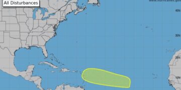 Vigilan onda tropical localizada en el océano Atlántico