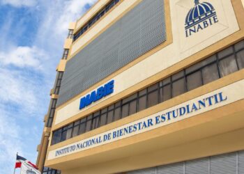 Solicitan a PGR abrir investigación contra suplidor y tienda por venta zapatos con logo institucional