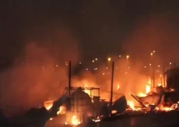 Al menos treinta casas destruidas por incendio en barrio de Asunción en Paraguay