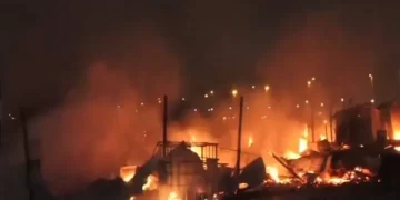 Al menos treinta casas destruidas por incendio en barrio de Asunción en Paraguay