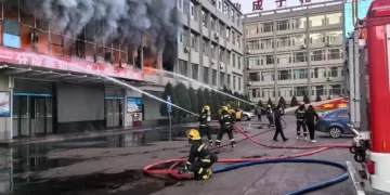 Al menos seis fallecidos en el incendio de una tienda en China