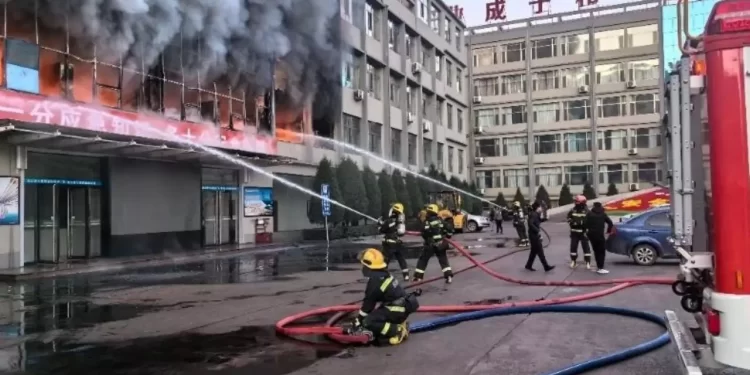 Al menos seis fallecidos en el incendio de una tienda en China