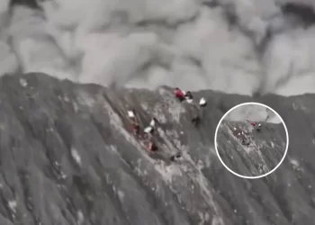 Escaladores logran escapar con vida de la espectacular erupción de un volcán indonesio