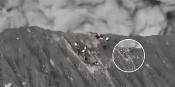 Escaladores logran escapar con vida de la espectacular erupción de un volcán indonesio