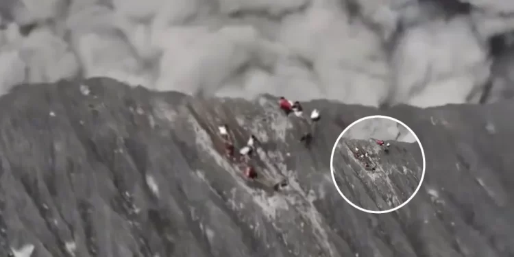 Escaladores logran escapar con vida de la espectacular erupción de un volcán indonesio