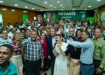 Leonel trata tema de reforma constitucional en encuentro con coordinadores de redes de FP