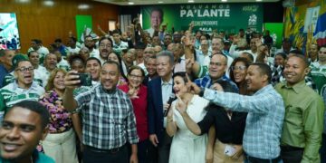 Leonel trata tema de reforma constitucional en encuentro con coordinadores de redes de FP