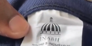 Encuentran pantalones con logos de INABIE en tienda china
