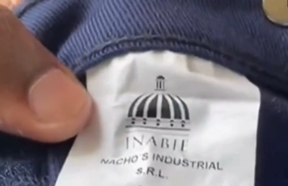 Encuentran pantalones con logos de INABIE en tienda china