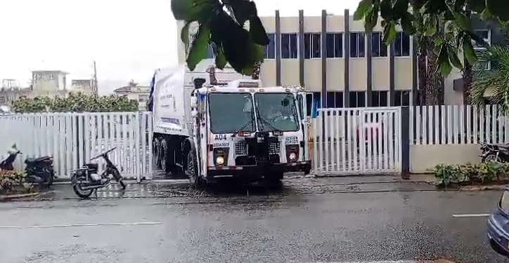Entregan flotilla de camiones para la recogida de basura en Cotuí