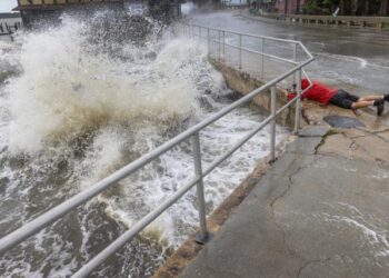 Cuatro muertos, destrozos, apagones e inundaciones deja Helene en el sureste de EEUU