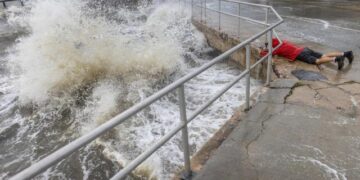 Cuatro muertos, destrozos, apagones e inundaciones deja Helene en el sureste de EEUU