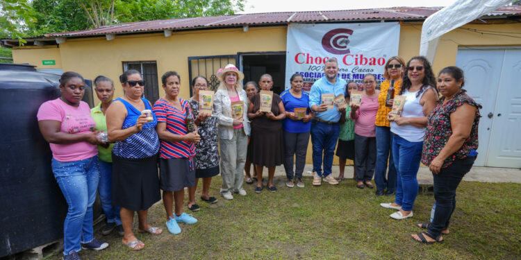 FEDA entrega maquinarias para impulsar chocolatería en la provincia Duarte