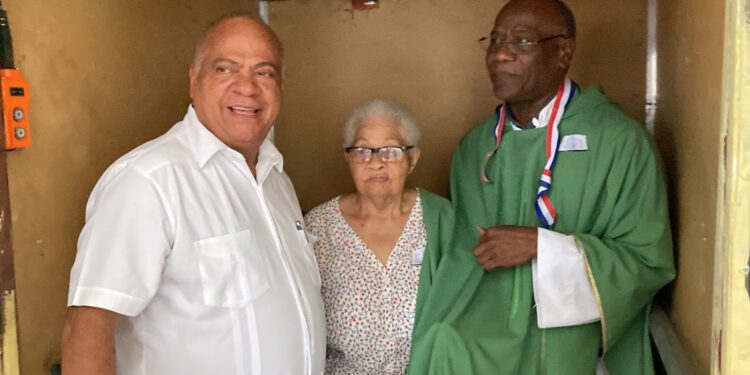 Diputado Ramón Bueno pone en funcionamiento ascensor en la parroquia San Elías de Villa Agrícolas