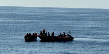 Barco con decenas de migrantes naufraga en Canal de la Mancha; hay 13 muertos