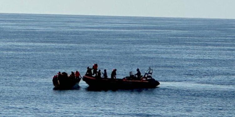Barco con decenas de migrantes naufraga en Canal de la Mancha; hay 13 muertos