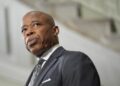 Fiscalía federal dice que alcalde NY Eric adams abusó de sus cargos públicos