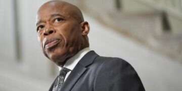 Fiscalía federal dice que alcalde NY Eric adams abusó de sus cargos públicos