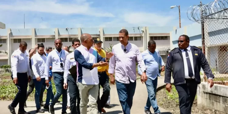 Presidente Indotel visita cárcel La Vega para iniciar plan de bloqueadores de señal