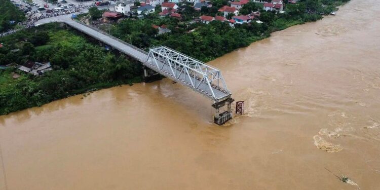 Aumentan a 87 los muertos y 70 los desaparecidos por tifón en Vietnam