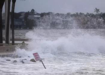 El huracán Helene, degradado a tormenta tropical, deja al menos tres muertos en Florida y Georgia