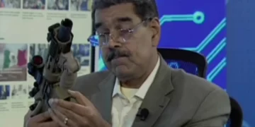 Maduro exhibe un fusil que supuestamente introdujo EE.UU. en Venezuela