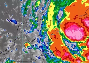 Tormenta Helene se intensifica sobre el noroeste del Caribe mexicano