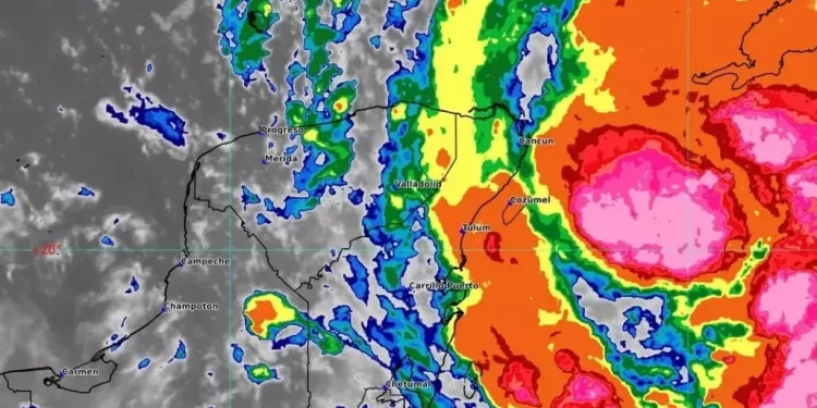 Tormenta Helene se intensifica sobre el noroeste del Caribe mexicano